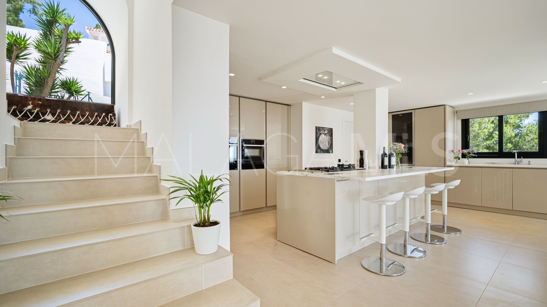 Buy villa in Las Lomas de Nueva Andalucia