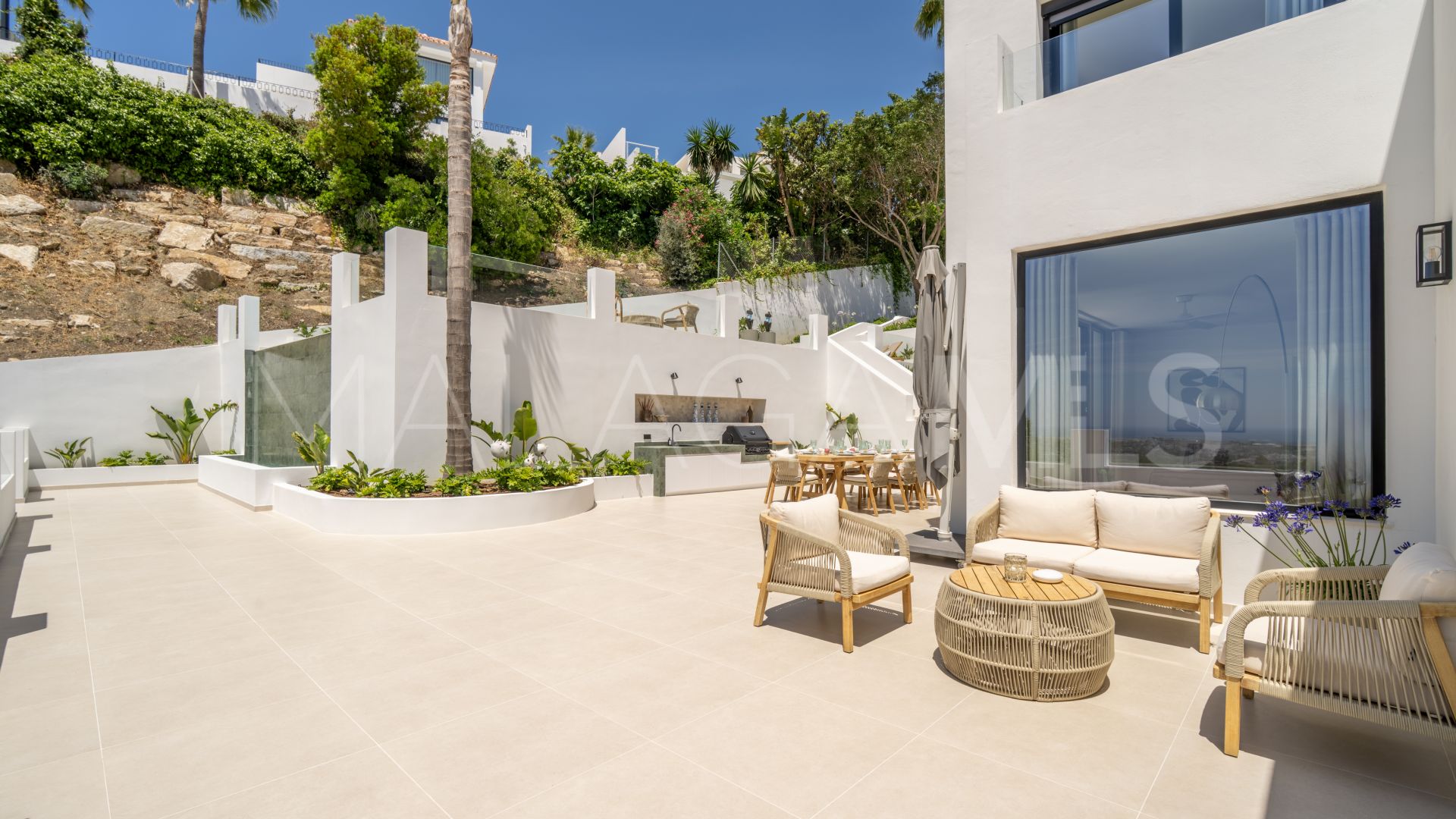 Buy villa in Las Lomas de Nueva Andalucia