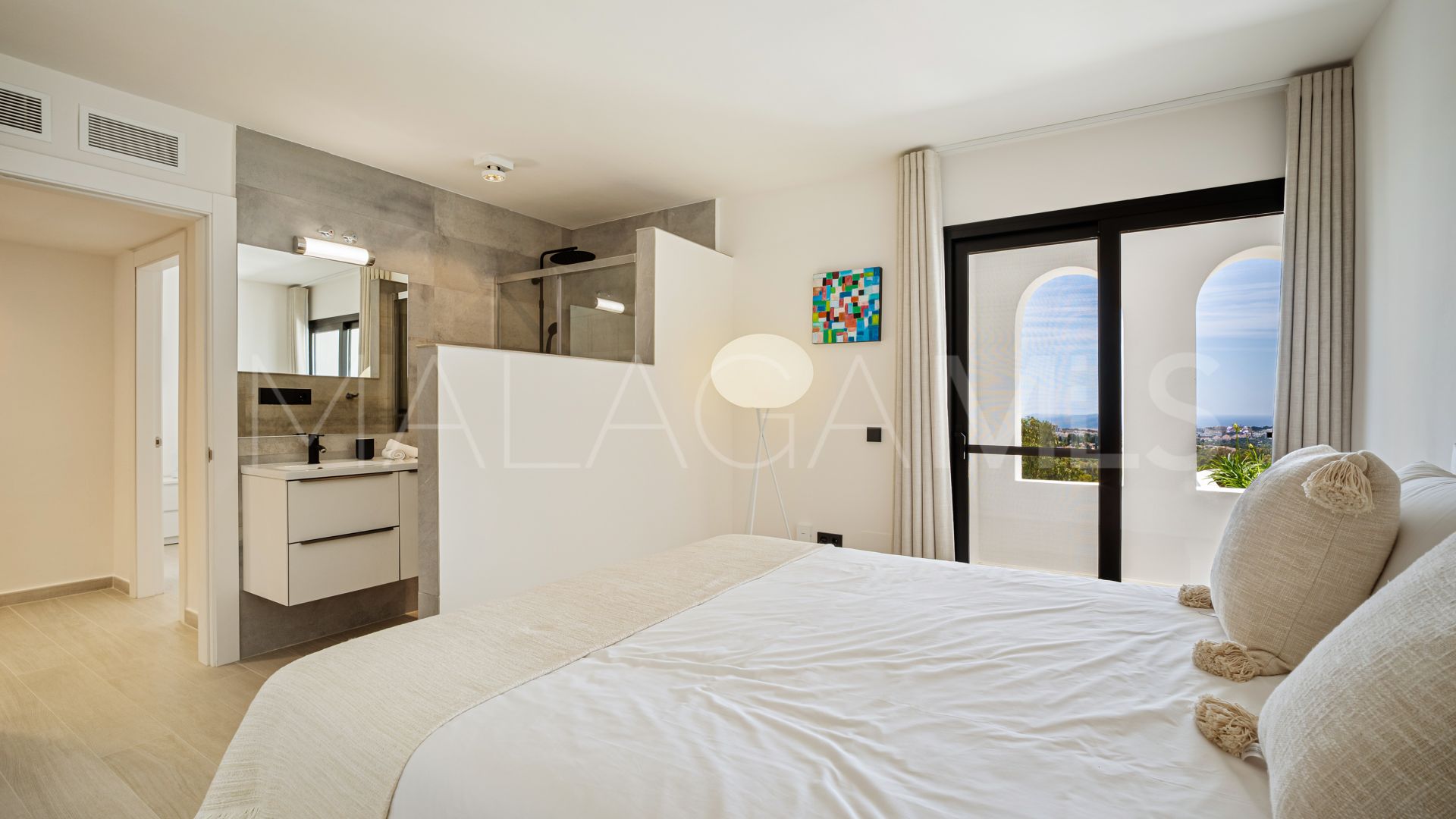 Buy villa in Las Lomas de Nueva Andalucia