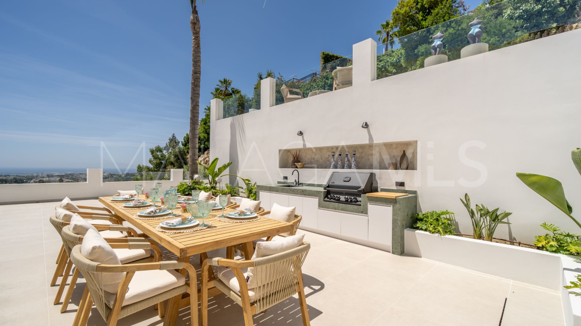 Buy villa in Las Lomas de Nueva Andalucia