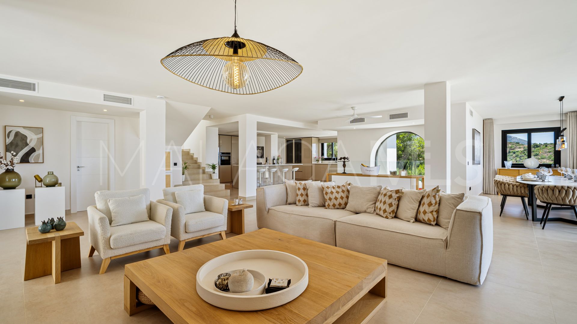 Buy villa in Las Lomas de Nueva Andalucia