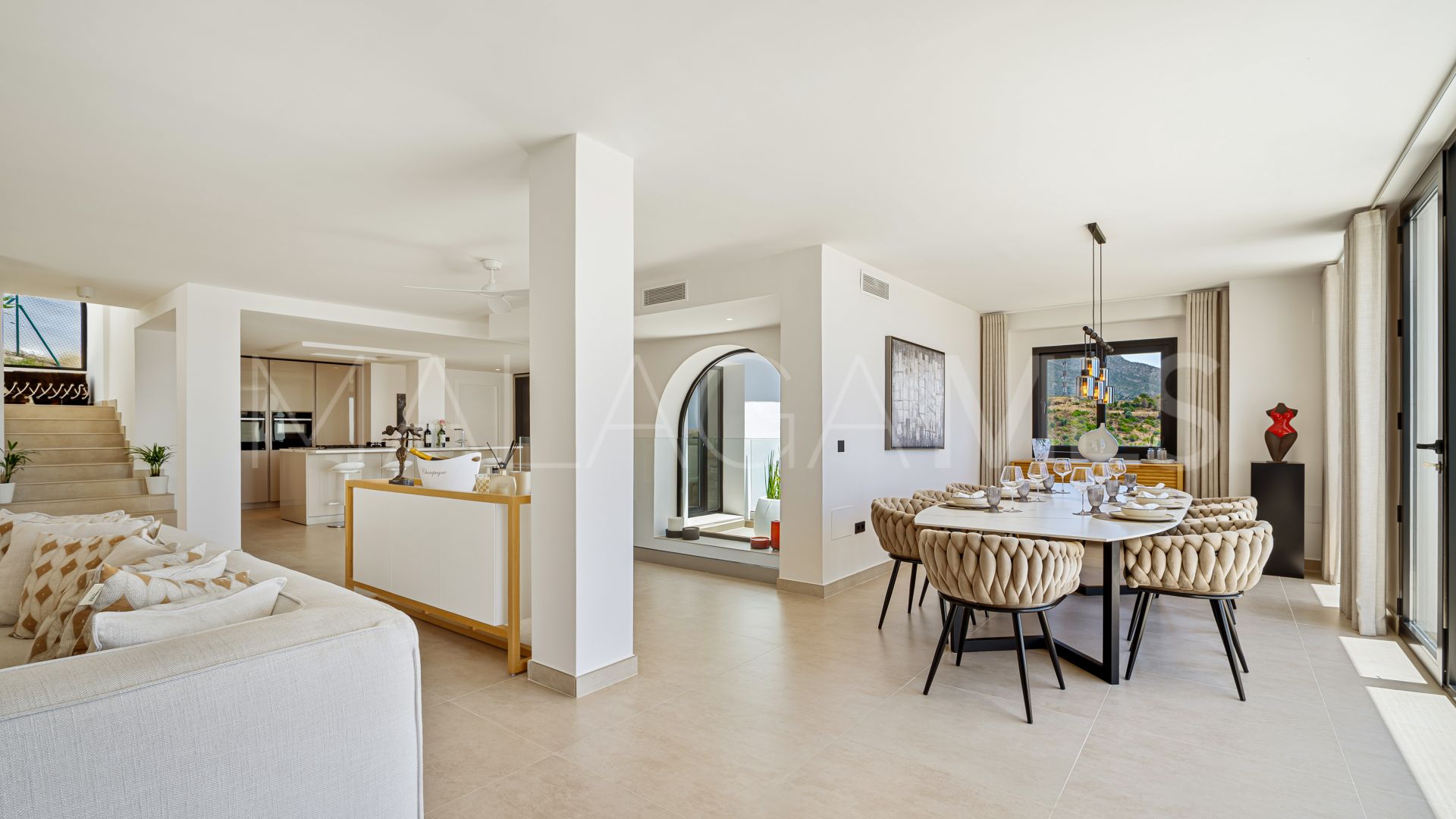 Buy villa in Las Lomas de Nueva Andalucia