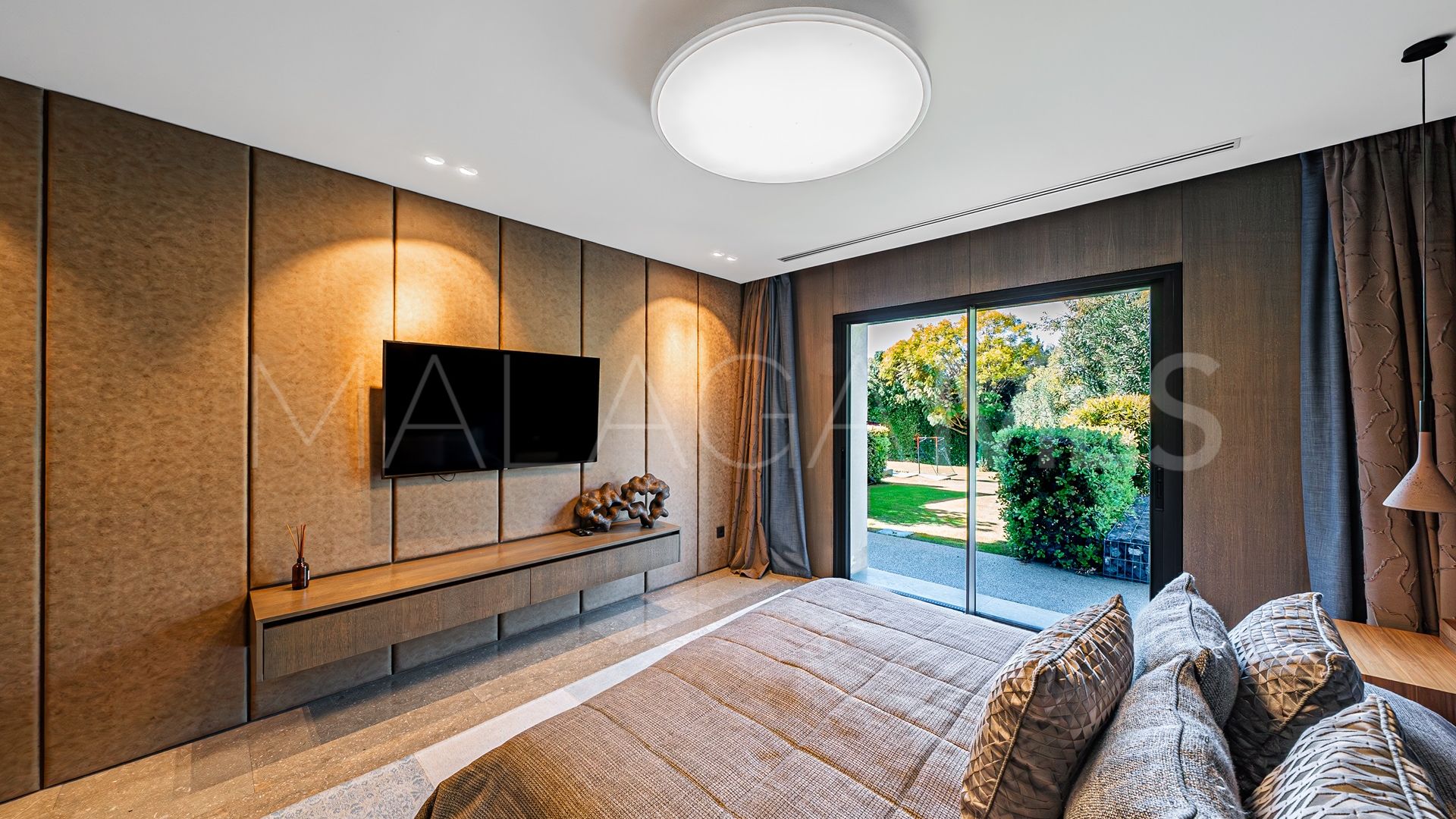 Villa for sale in Guadalmina Baja