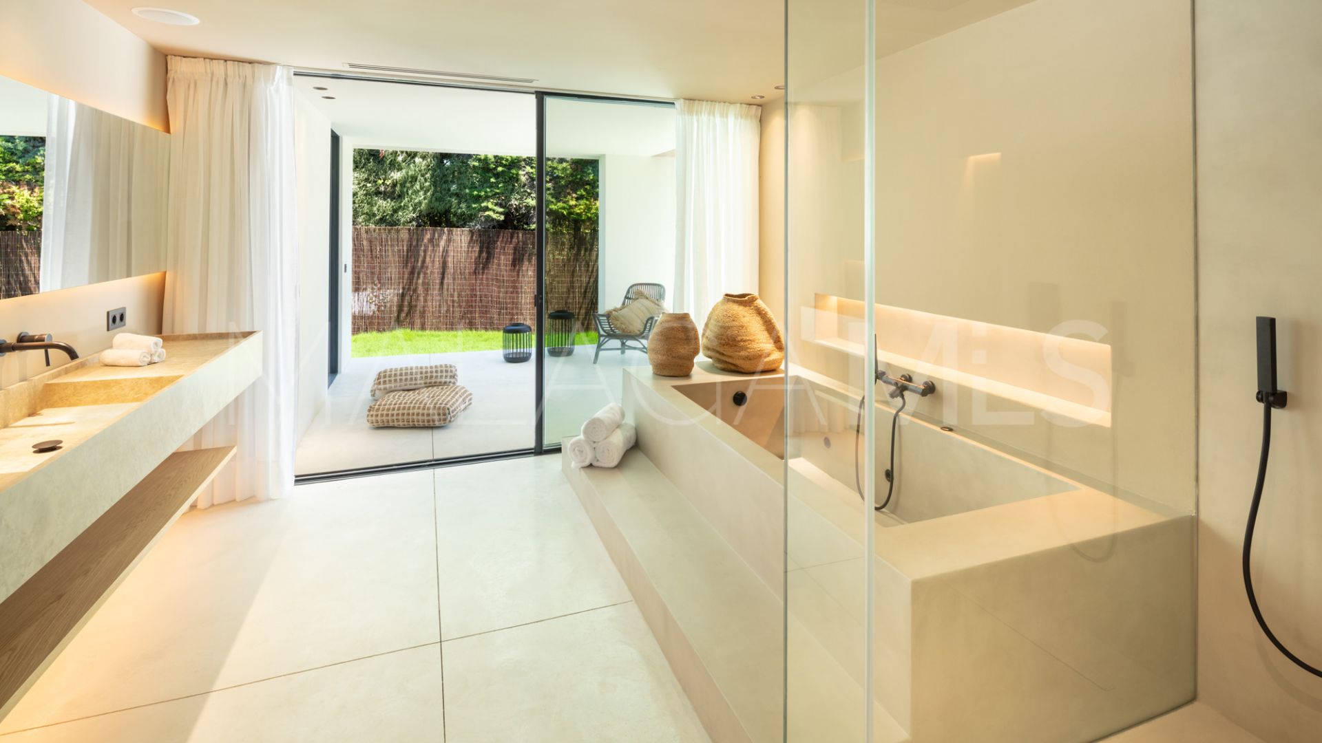 For sale villa with 4 bedrooms in Nueva Andalucia