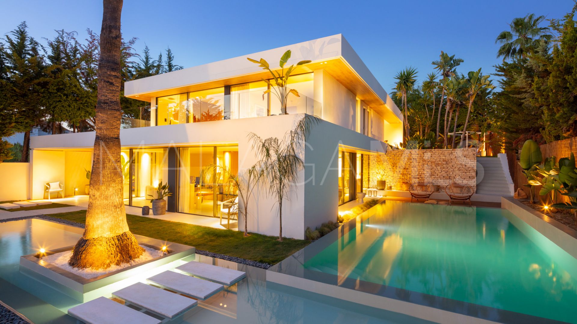 For sale villa with 4 bedrooms in Nueva Andalucia