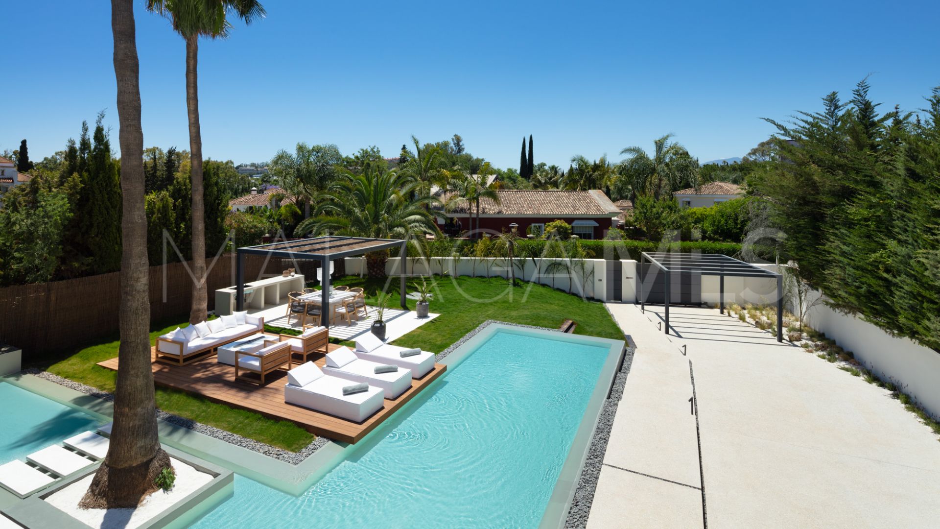 For sale villa with 4 bedrooms in Nueva Andalucia