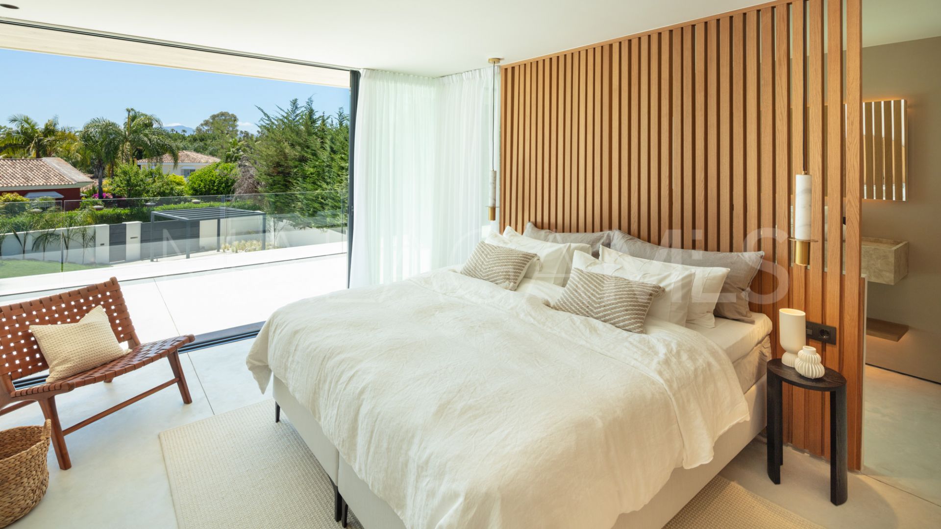 For sale villa with 4 bedrooms in Nueva Andalucia