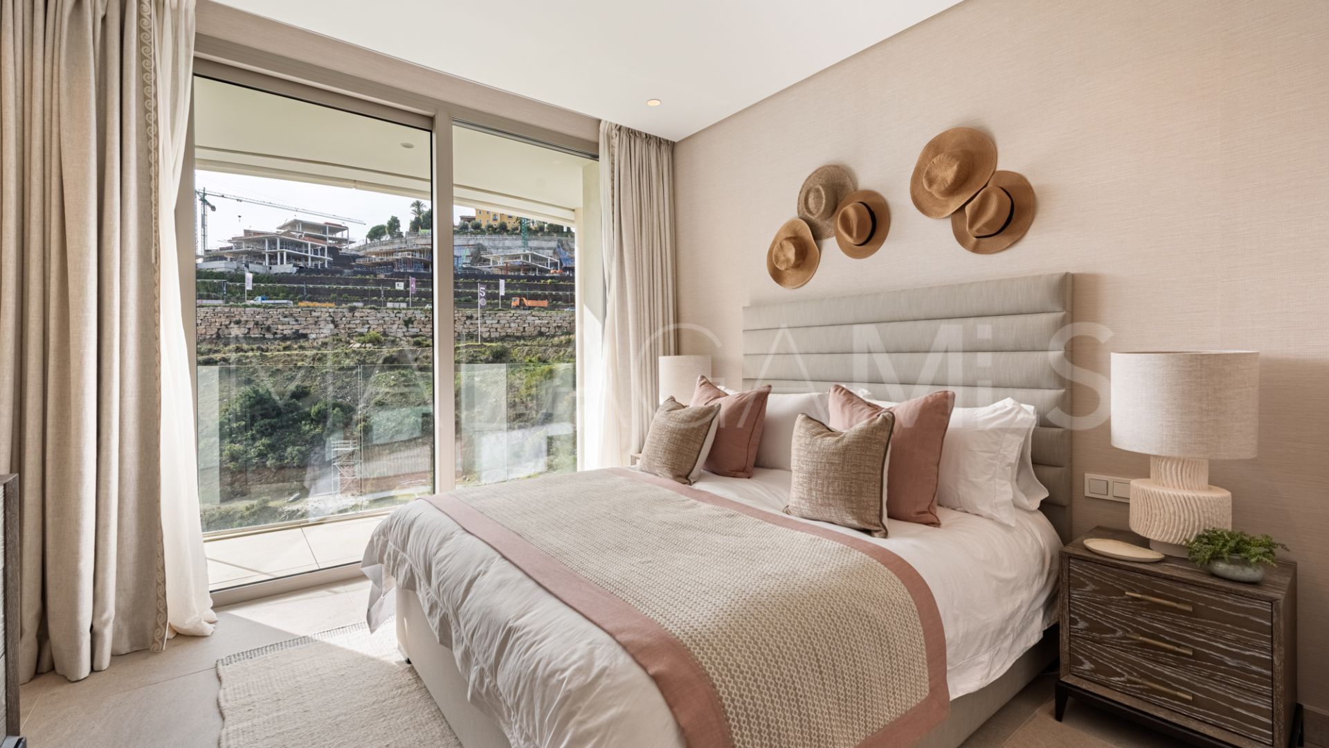 Se vende apartamento planta baja with 3 bedrooms in The View Marbella