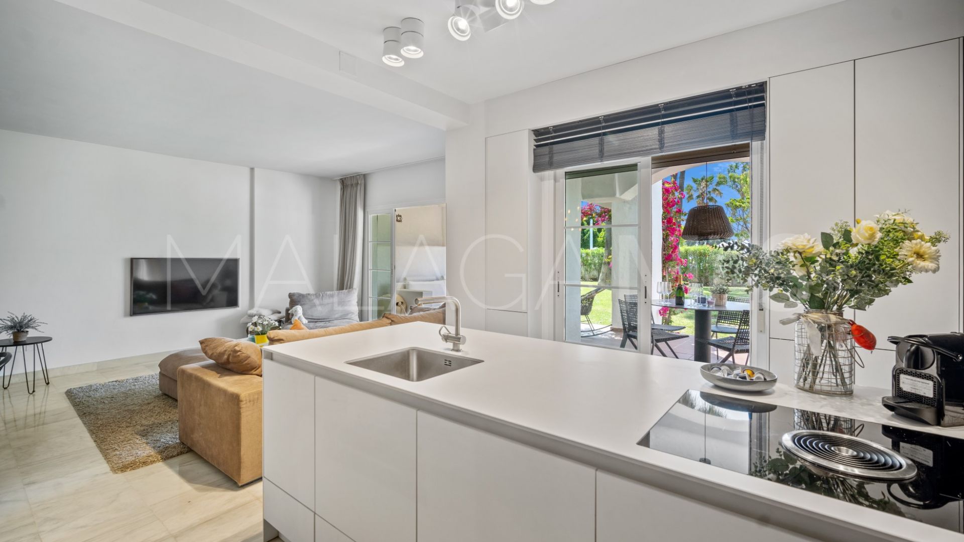 Buy apartamento planta baja in Las Adelfas