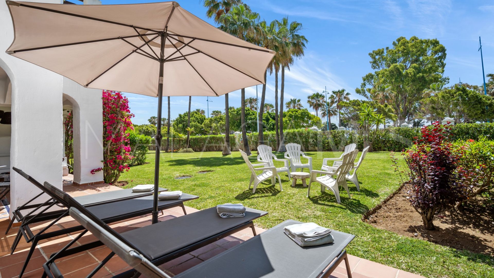 Buy apartamento planta baja in Las Adelfas
