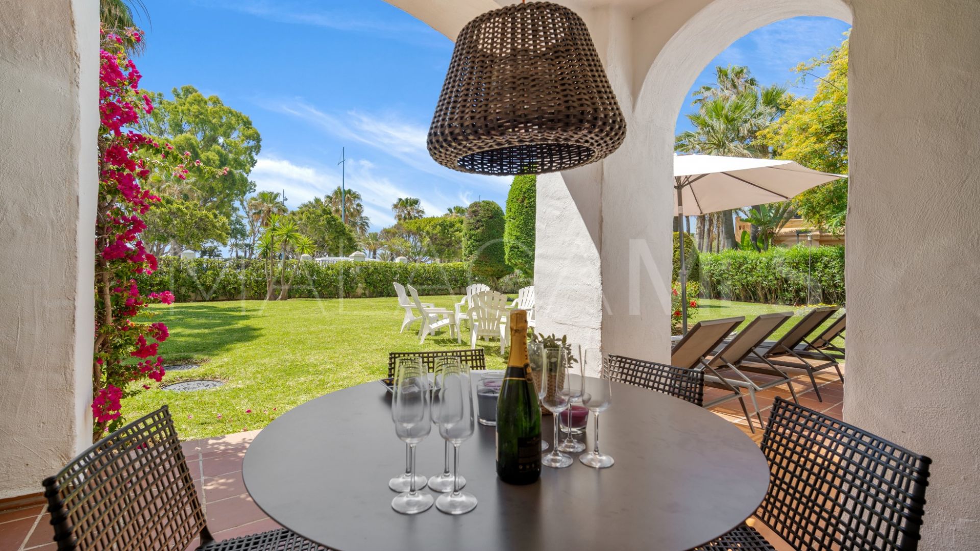 Buy apartamento planta baja in Las Adelfas