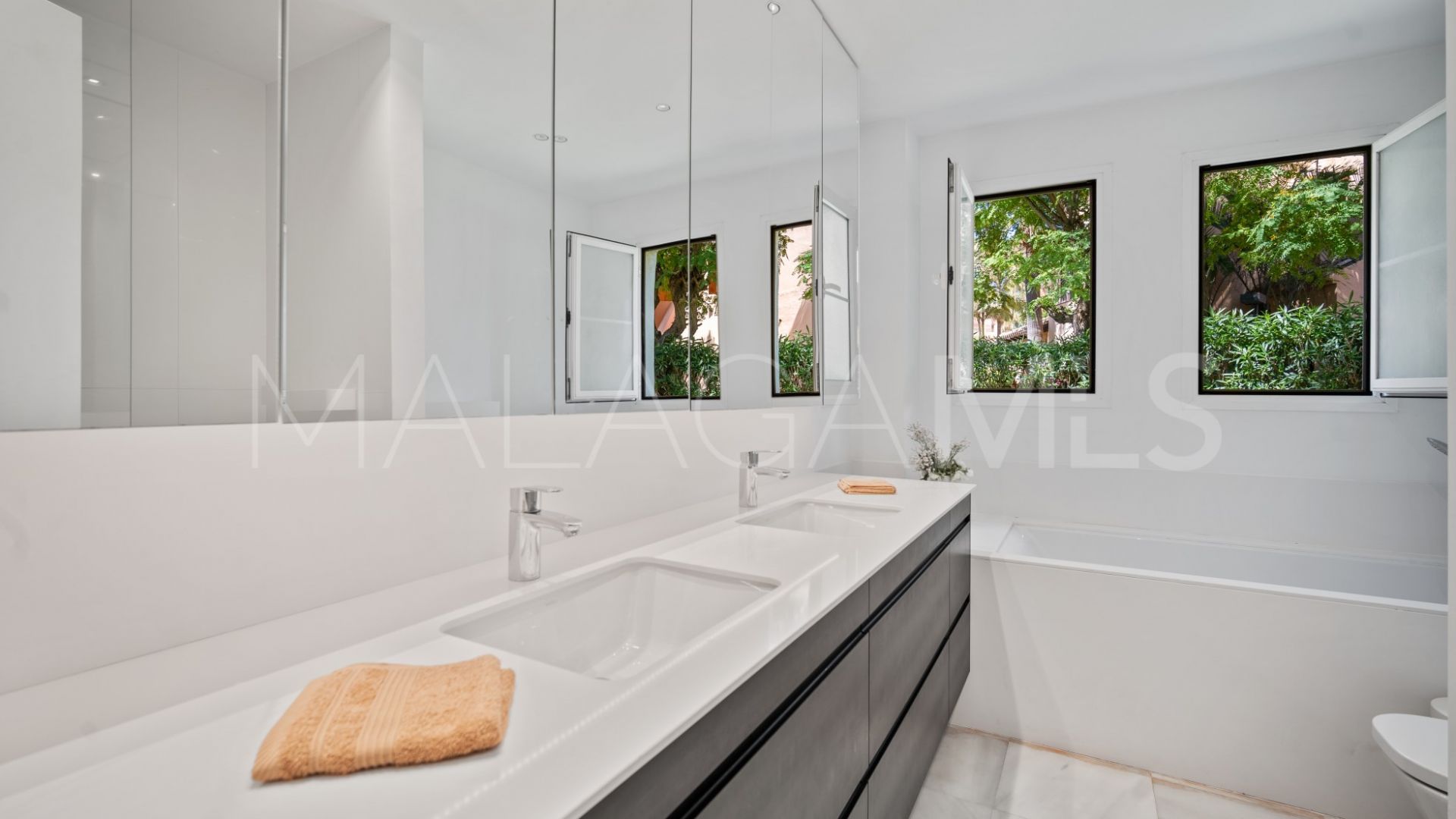 Buy apartamento planta baja in Las Adelfas
