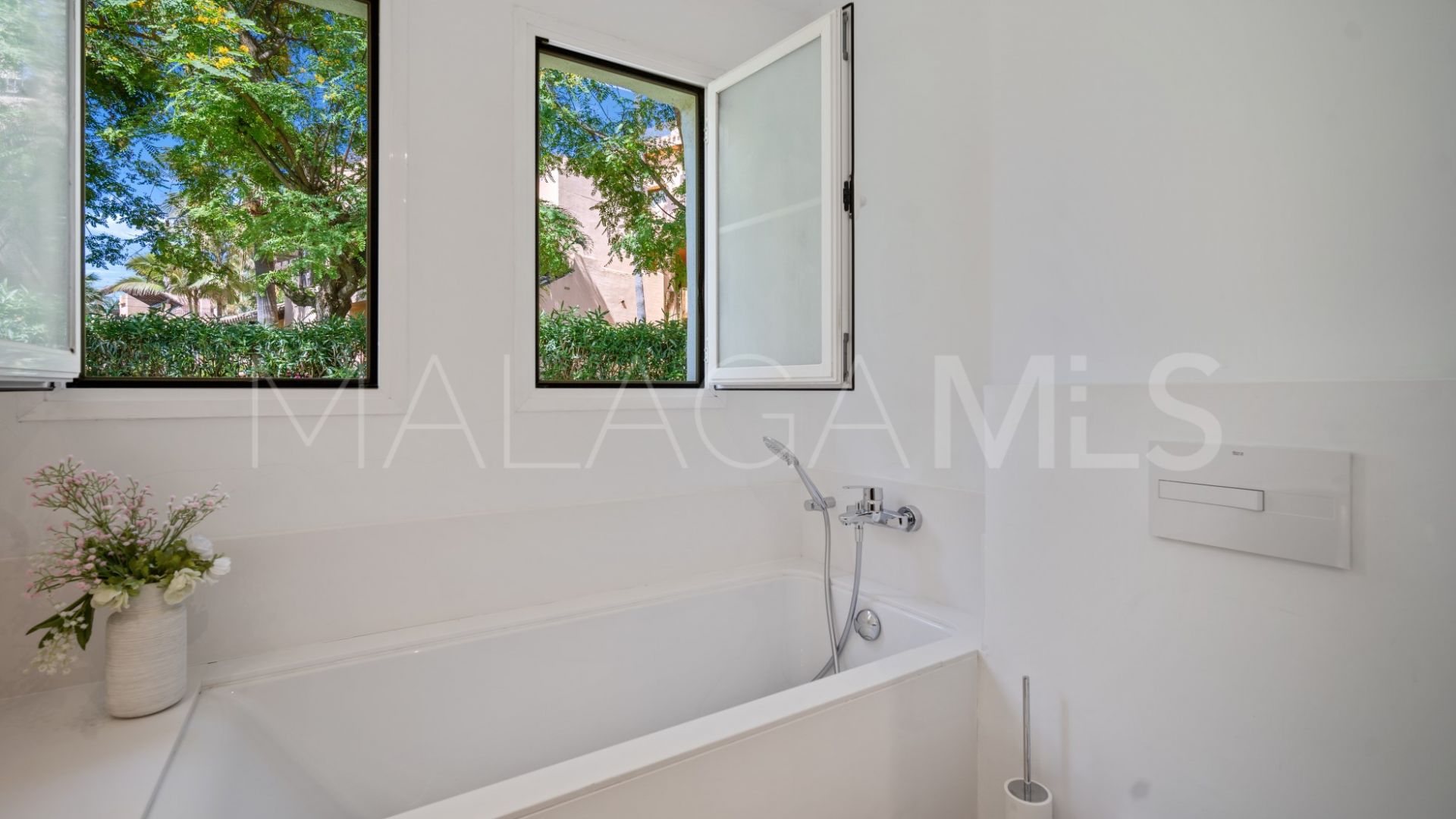 Buy apartamento planta baja in Las Adelfas