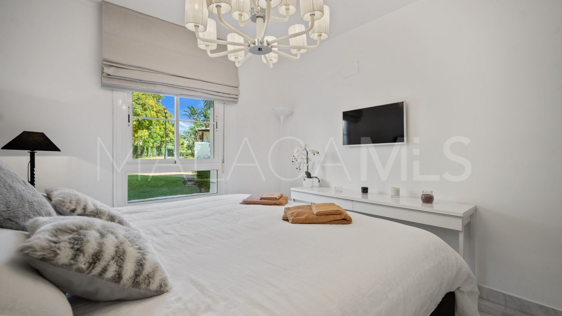 Buy apartamento planta baja in Las Adelfas