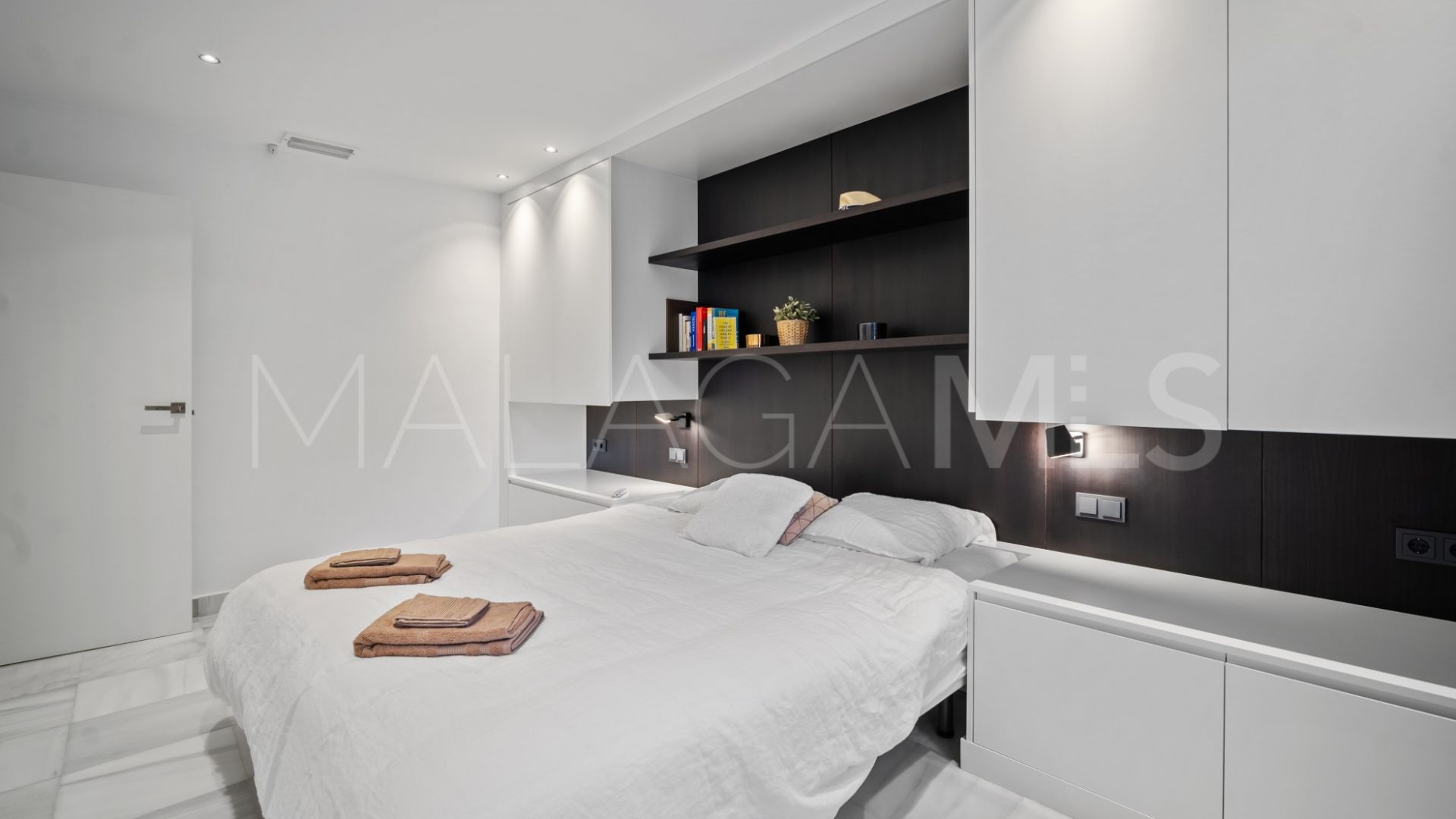 Buy apartamento planta baja in Las Adelfas
