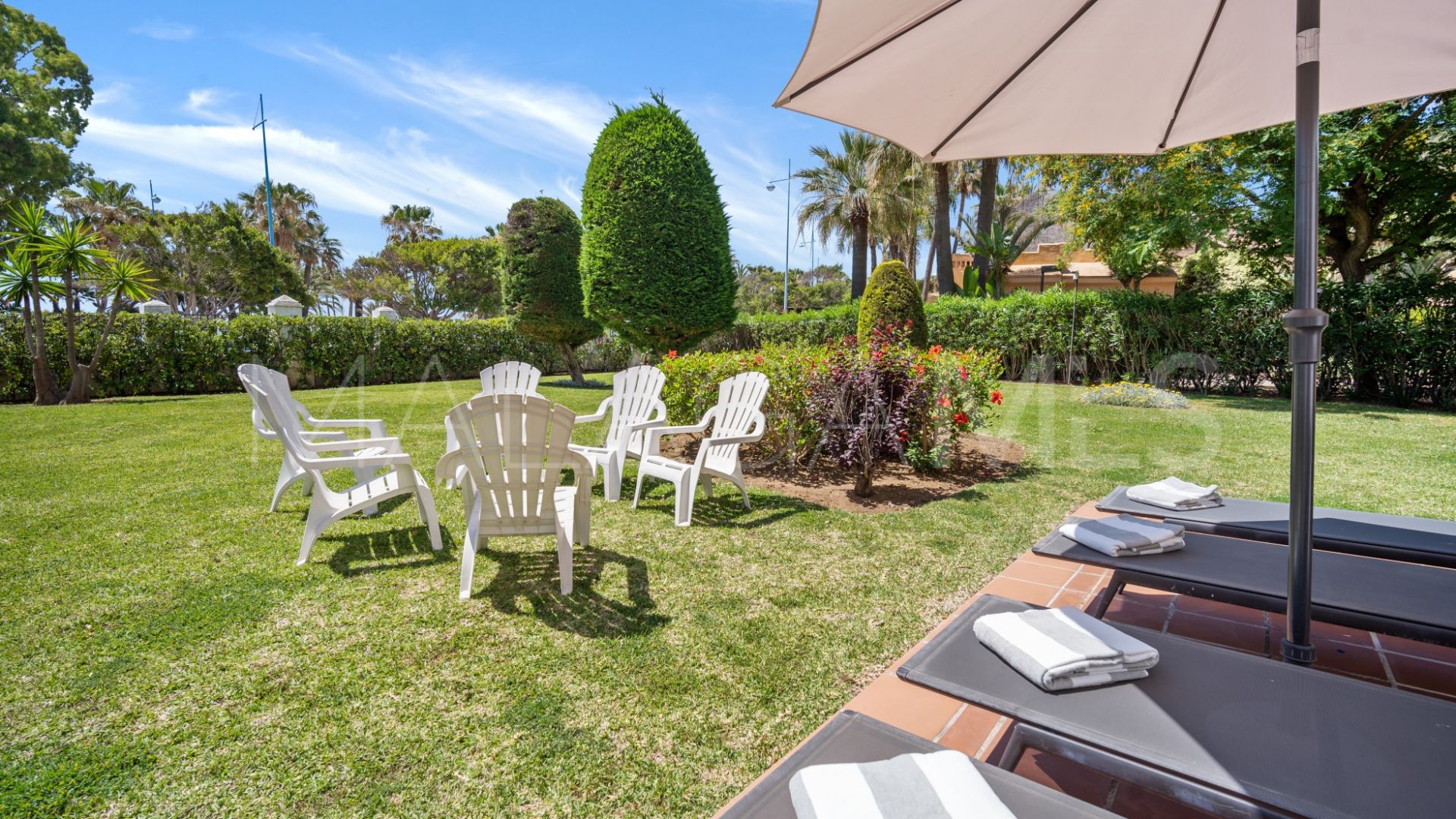 Buy apartamento planta baja in Las Adelfas