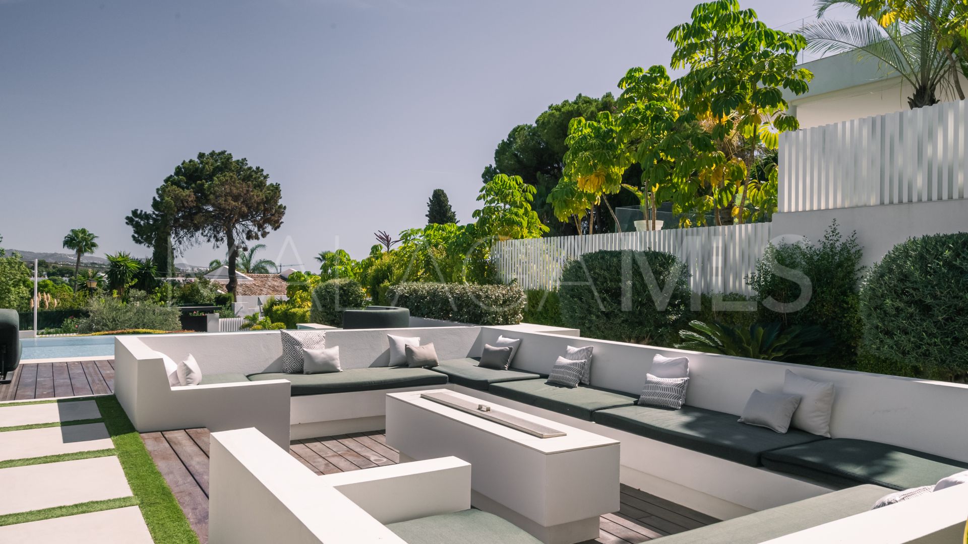 Villa for sale in Nueva Andalucia