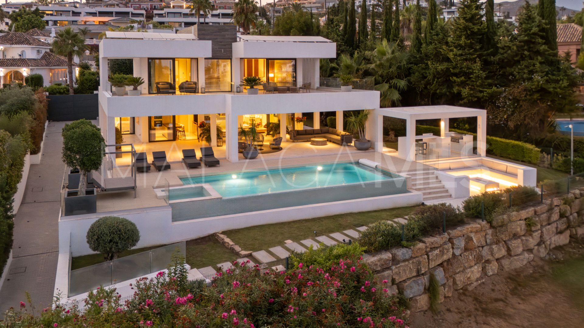 Villa for sale in Nueva Andalucia