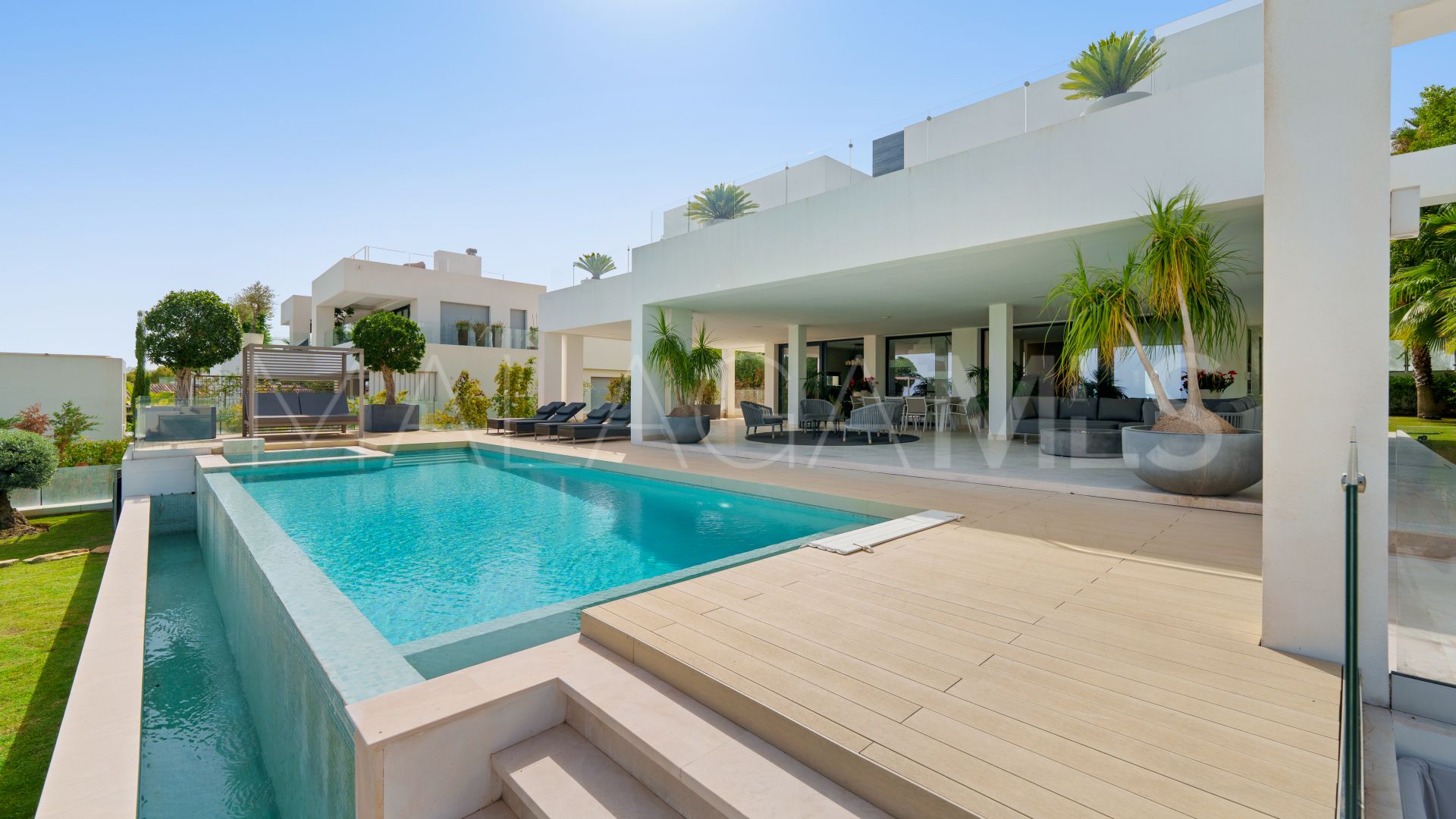 Villa for sale in Nueva Andalucia