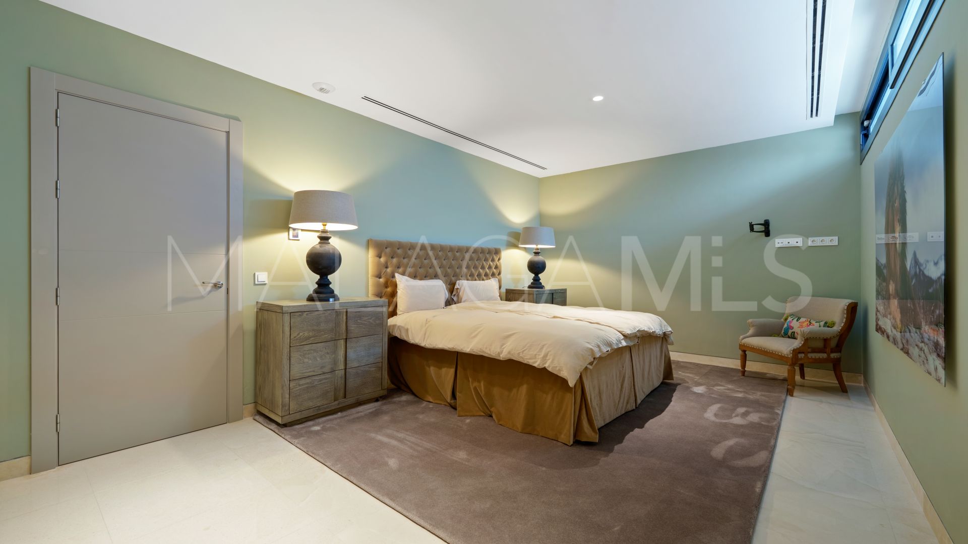 Villa for sale in Nueva Andalucia