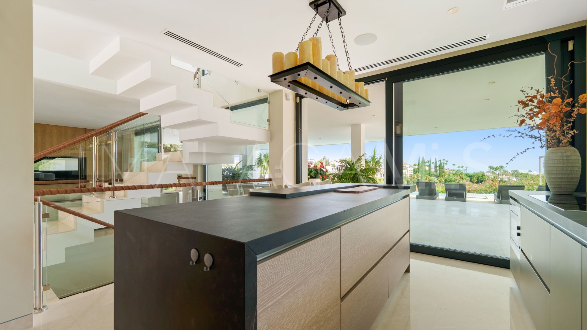 Villa for sale in Nueva Andalucia