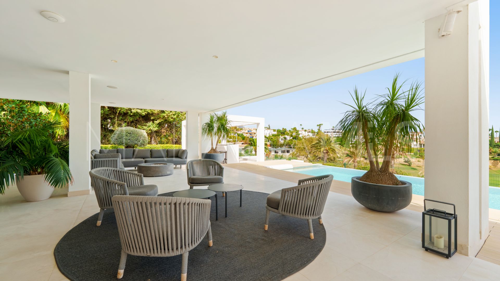 Villa for sale in Nueva Andalucia