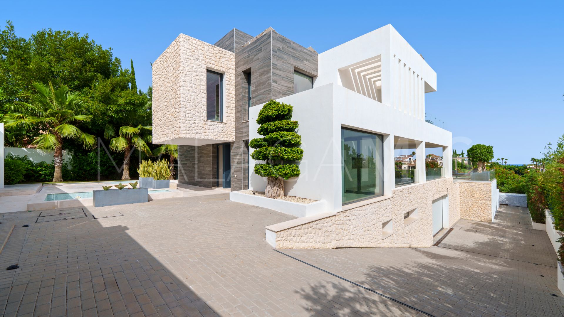 Villa for sale in Nueva Andalucia