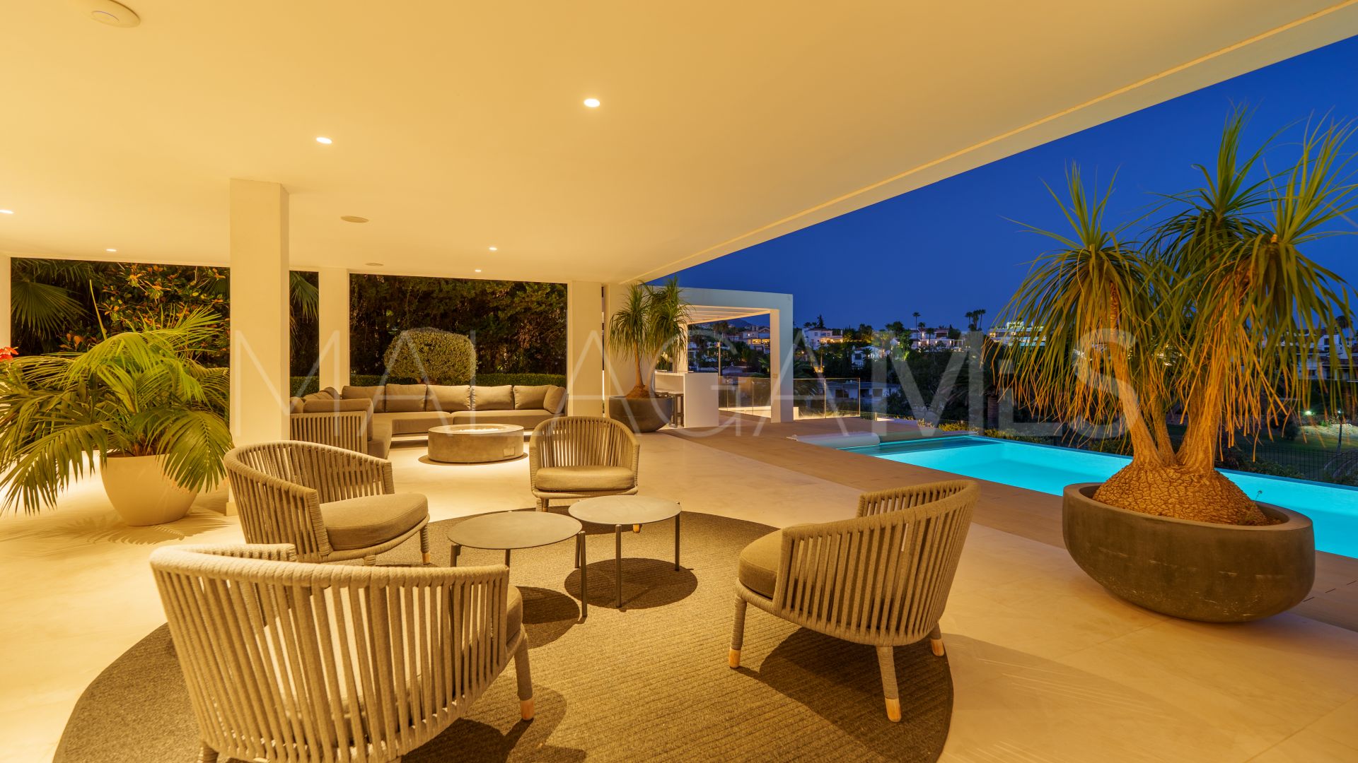 Villa for sale in Nueva Andalucia