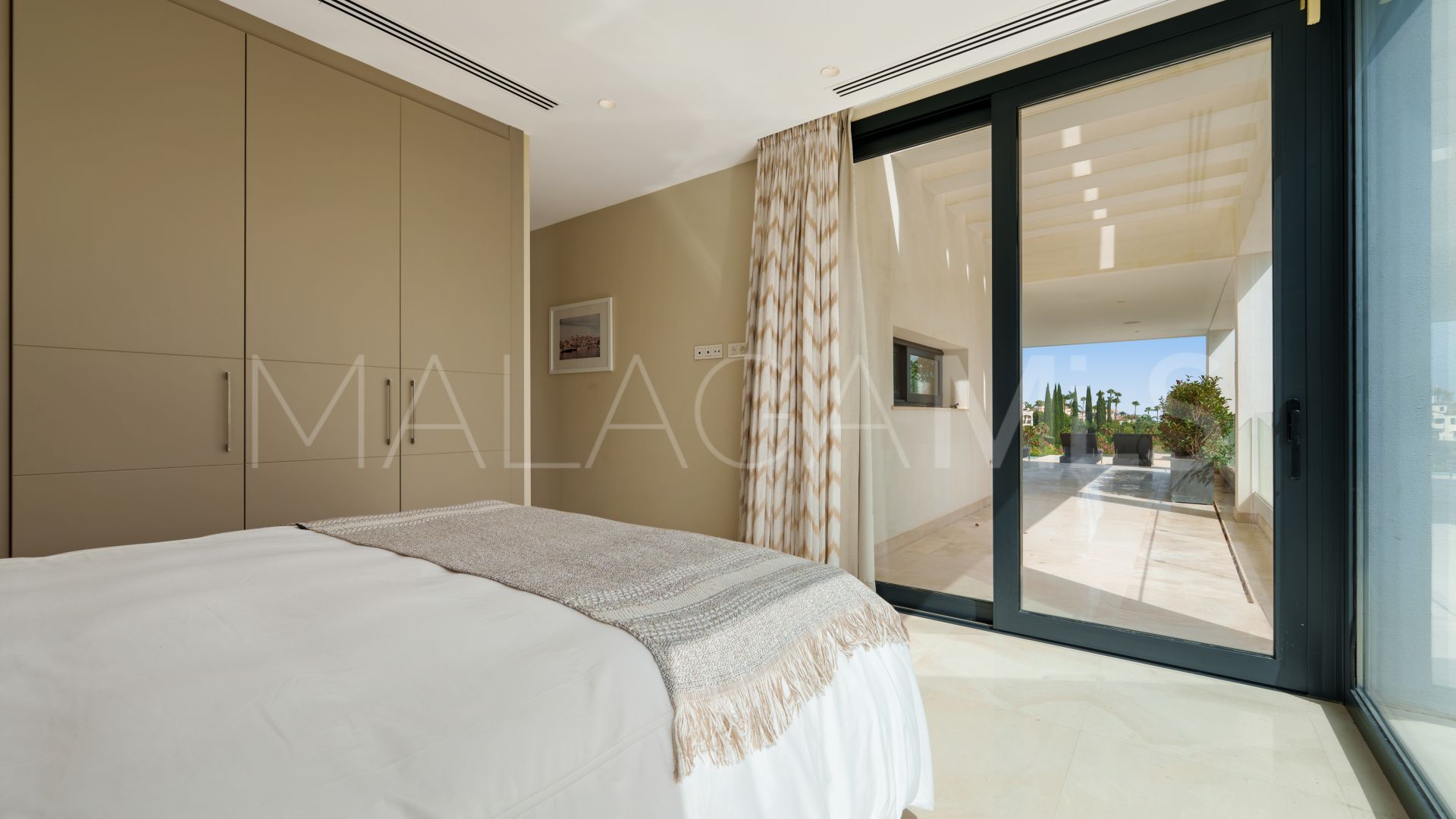 Villa for sale in Nueva Andalucia