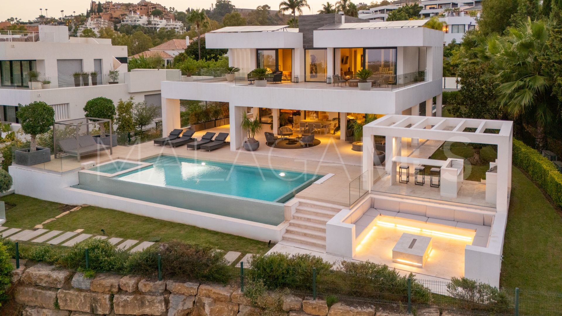 Villa for sale in Nueva Andalucia