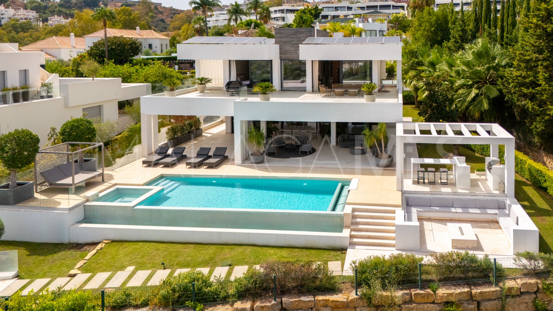 Villa for sale in Nueva Andalucia