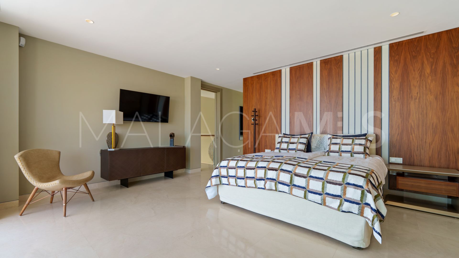 Villa for sale in Nueva Andalucia