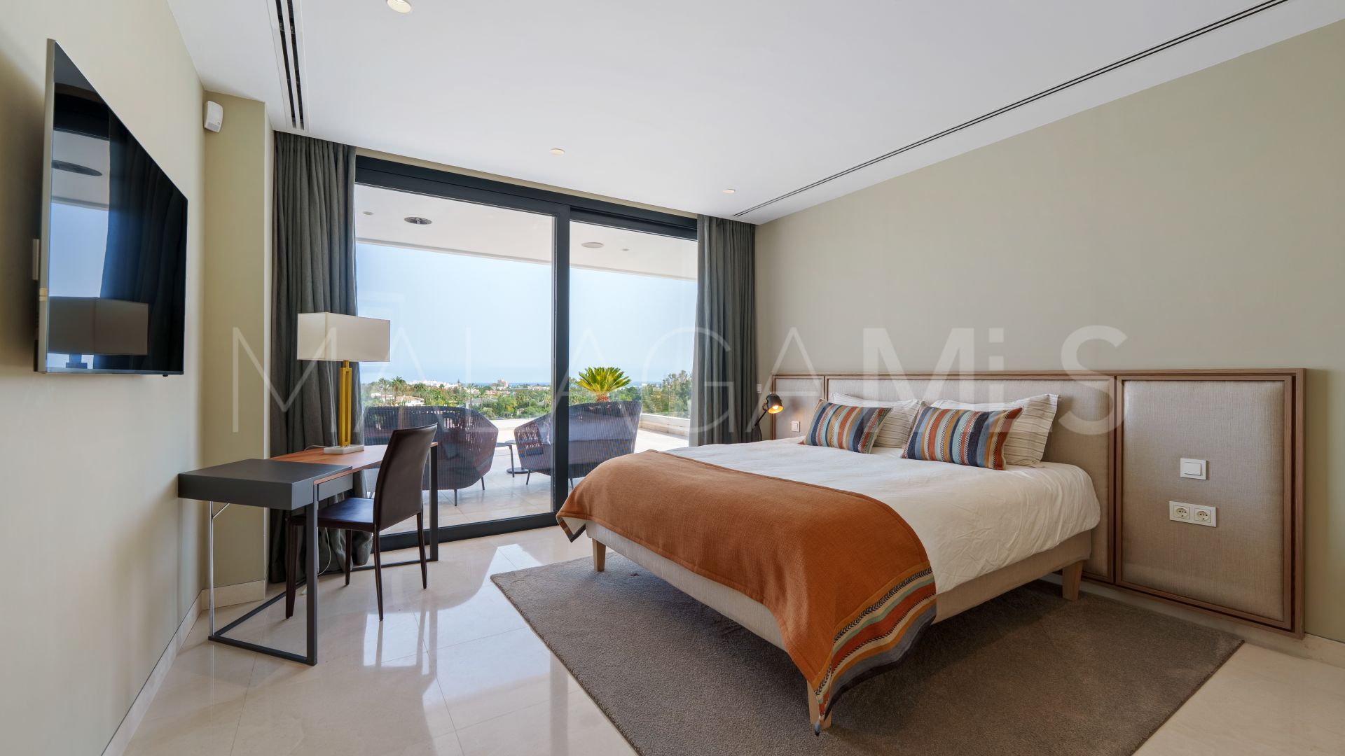 Villa for sale in Nueva Andalucia