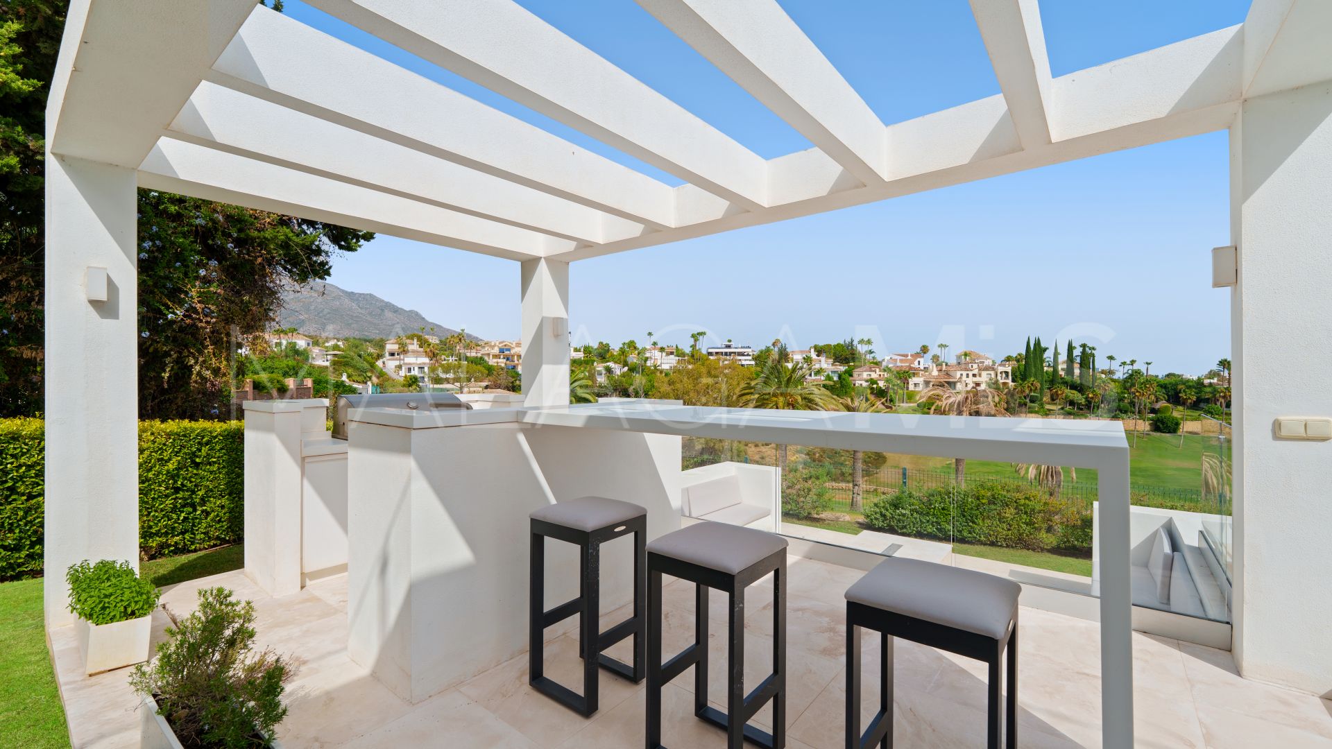 Villa for sale in Nueva Andalucia