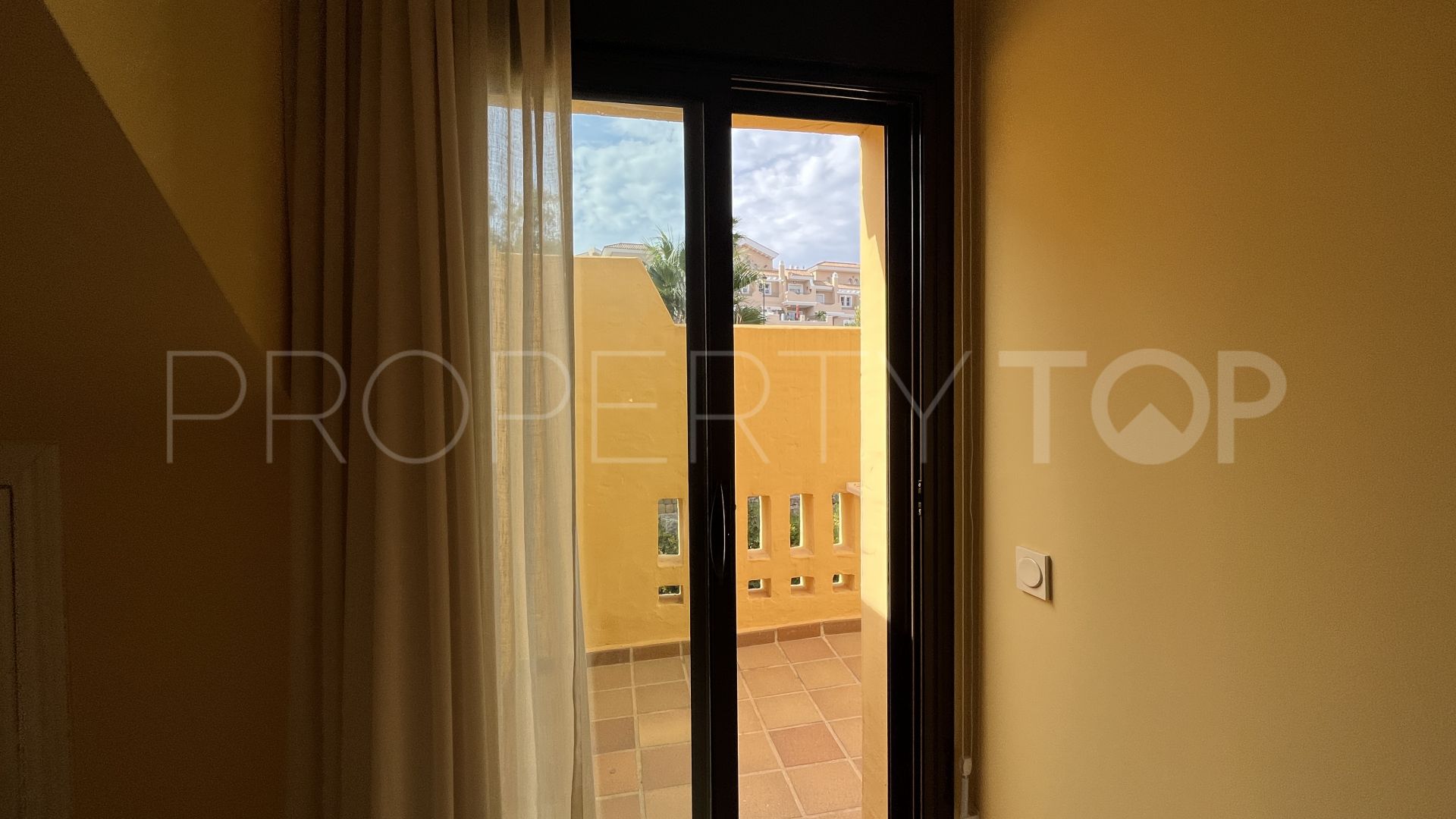 For sale penthouse in Duquesa Village with 2 bedrooms