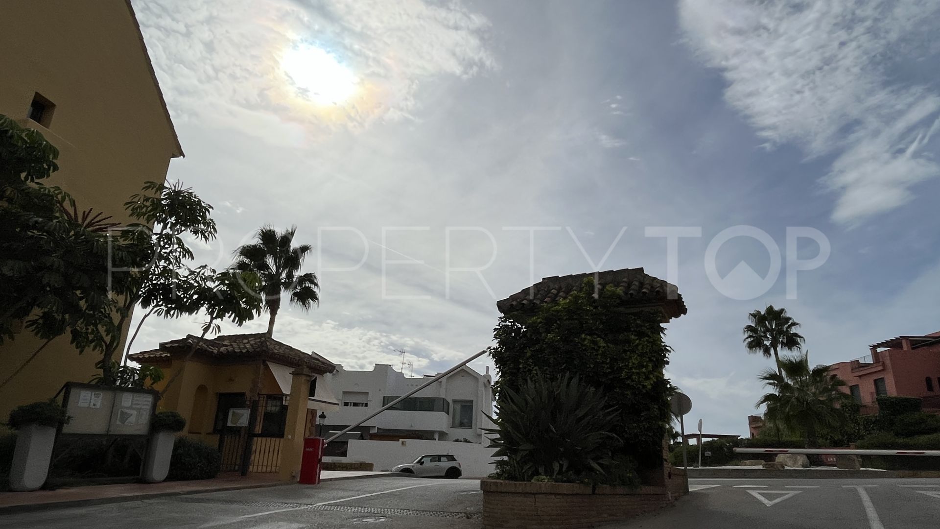 For sale penthouse in Duquesa Village with 2 bedrooms