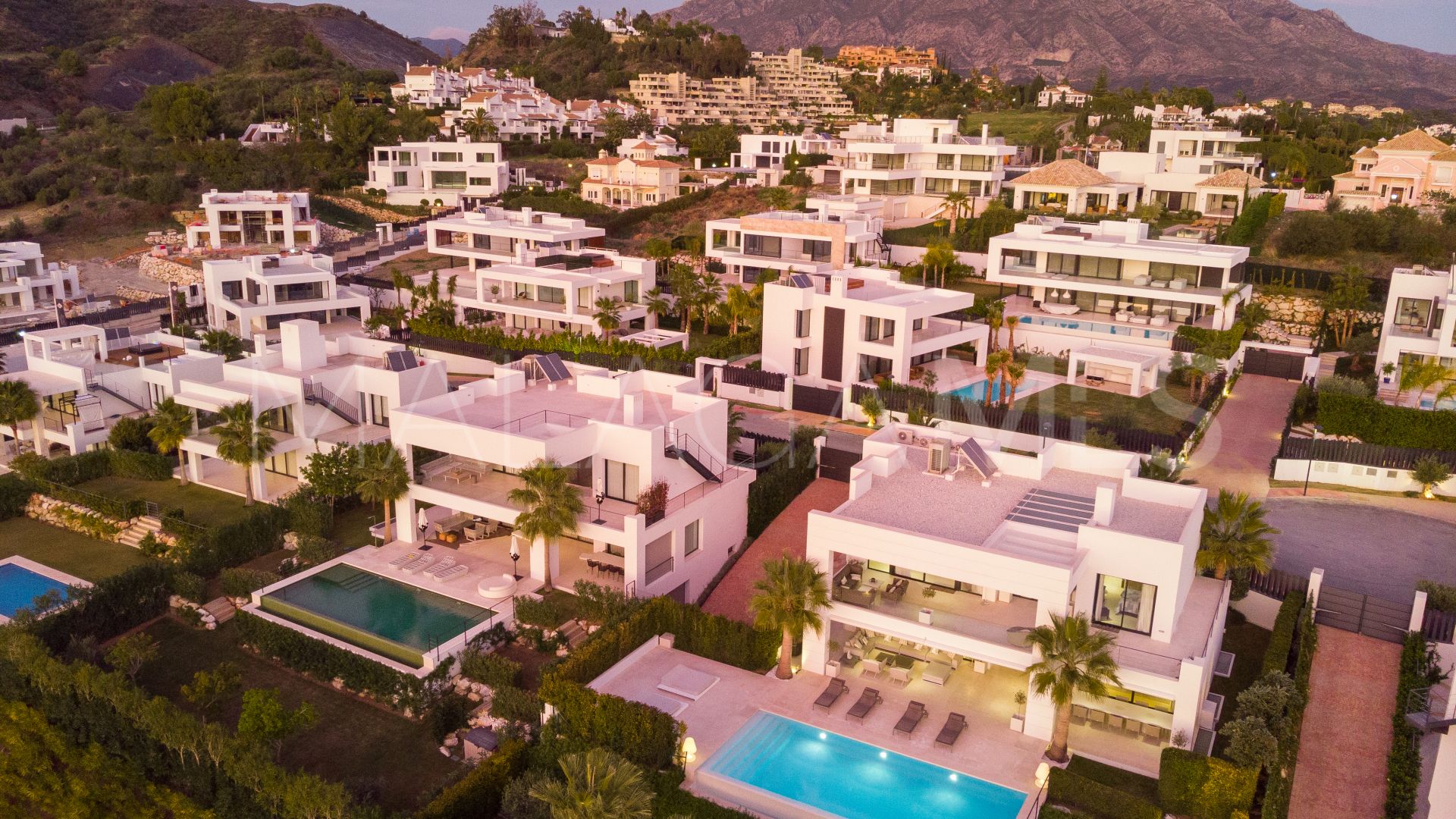 Villa for sale in Nueva Andalucia