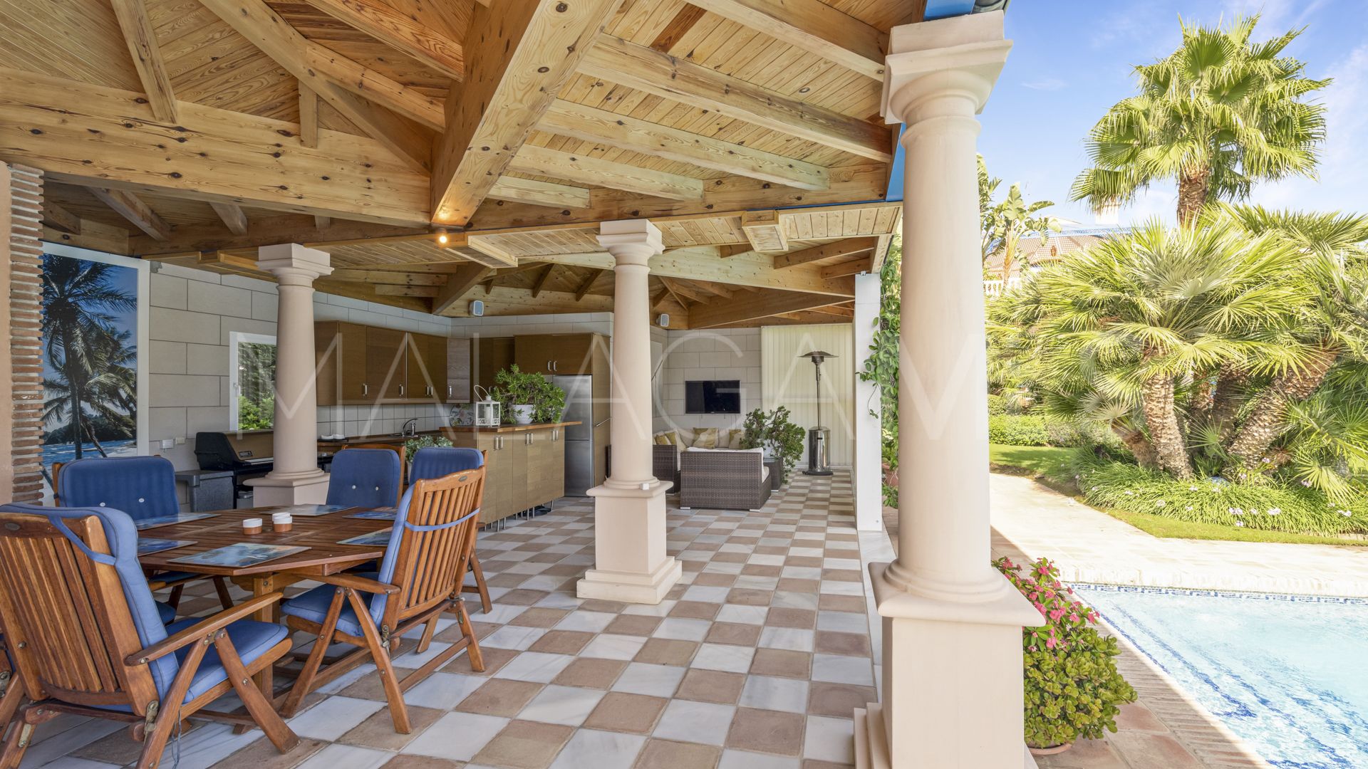 Villa for sale in Nueva Andalucia