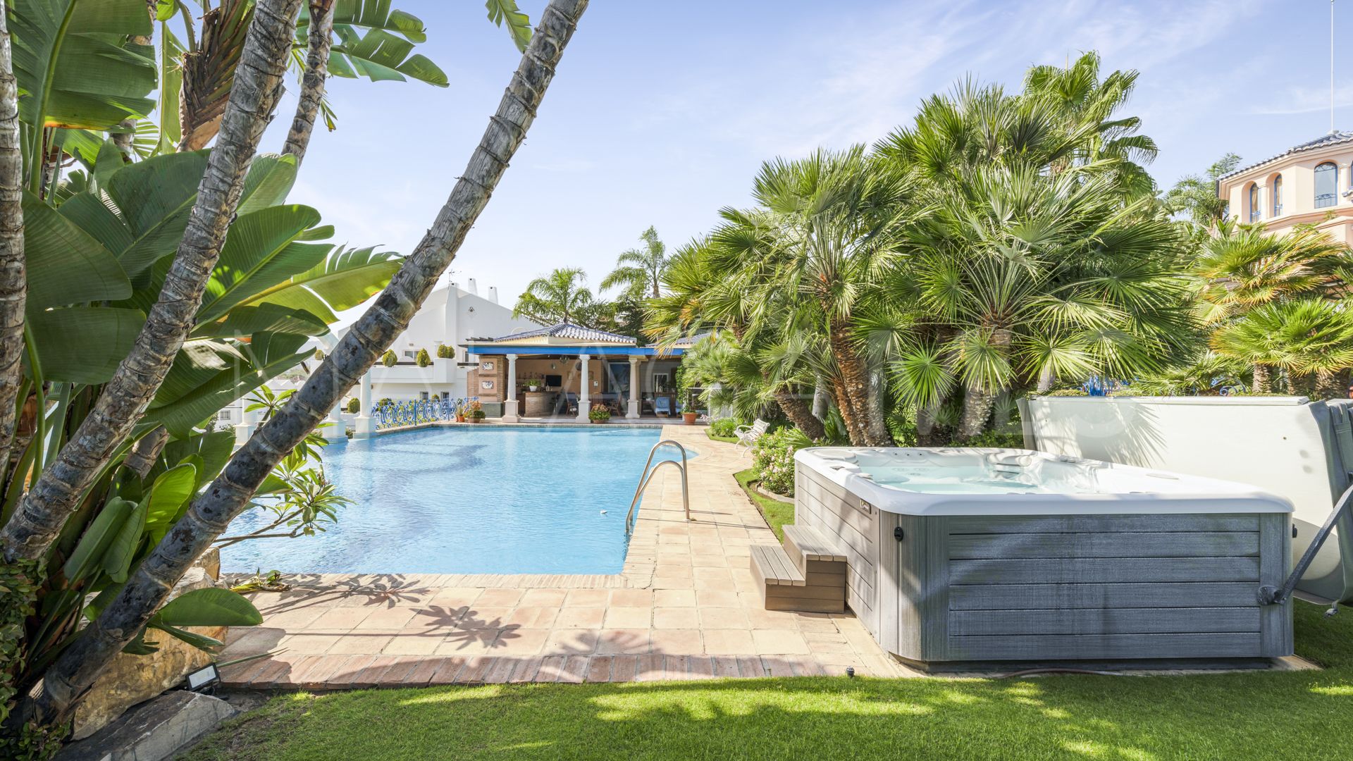 Villa for sale in Nueva Andalucia