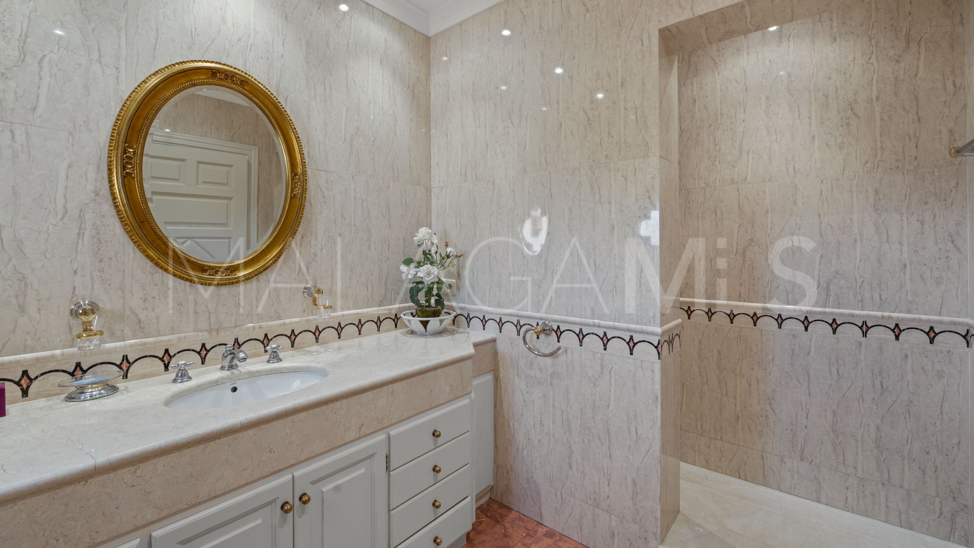Villa for sale in Nueva Andalucia