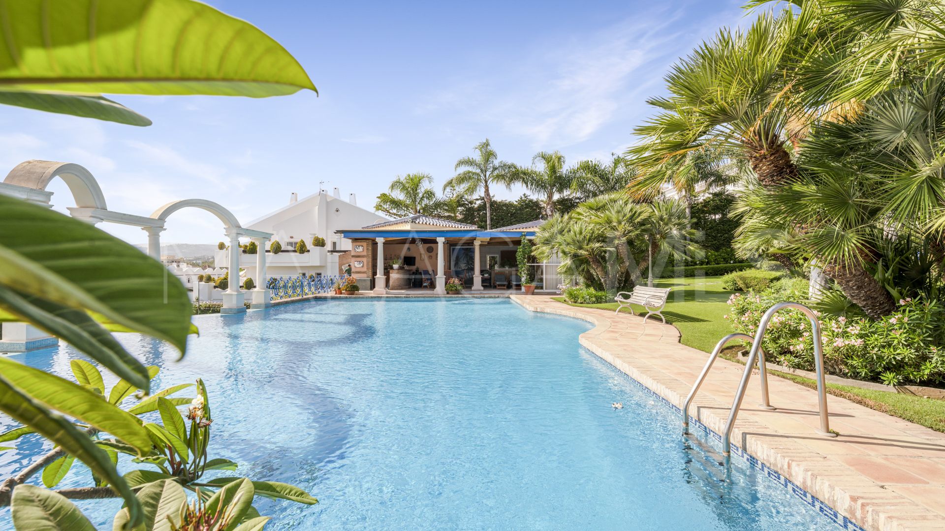 Villa for sale in Nueva Andalucia
