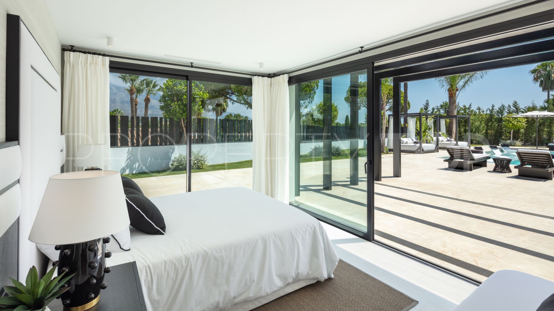 Villa a la venta en Nueva Andalucia con 5 dormitorios
