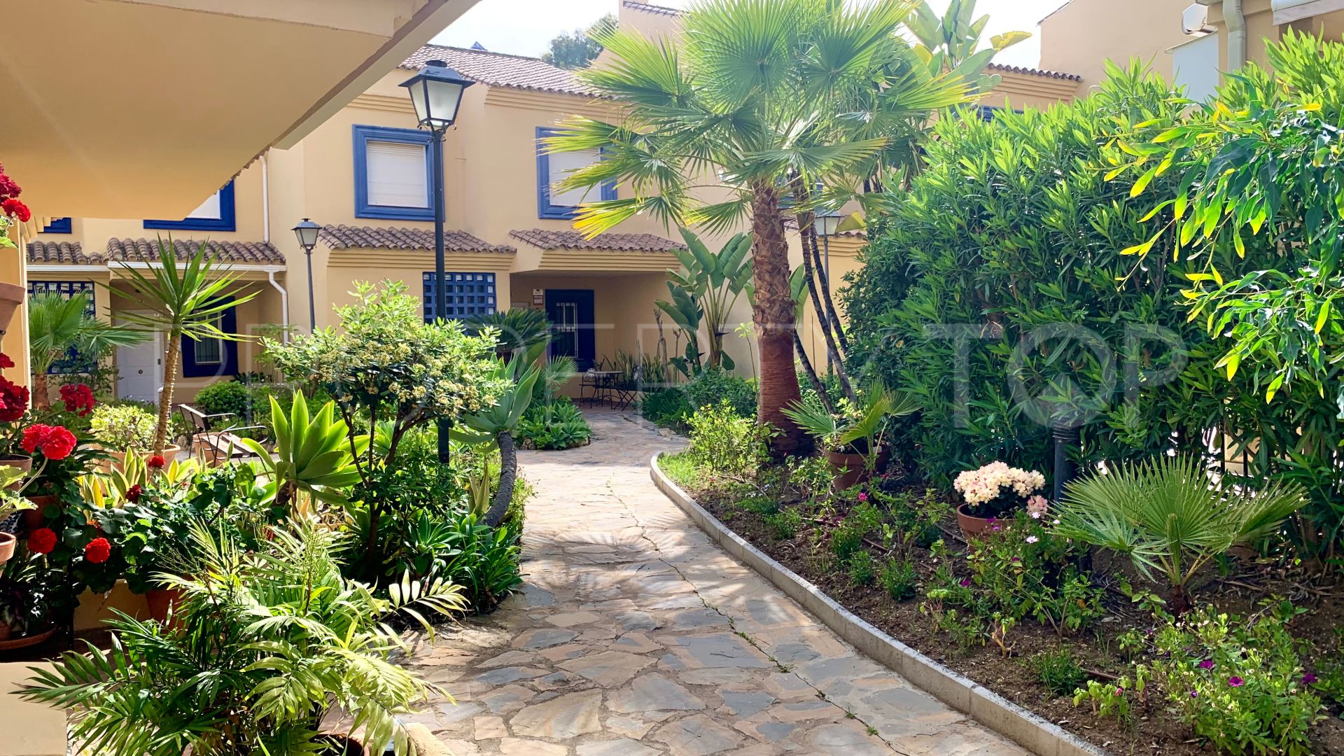 For sale town house in Azalea Beach with 4 bedrooms