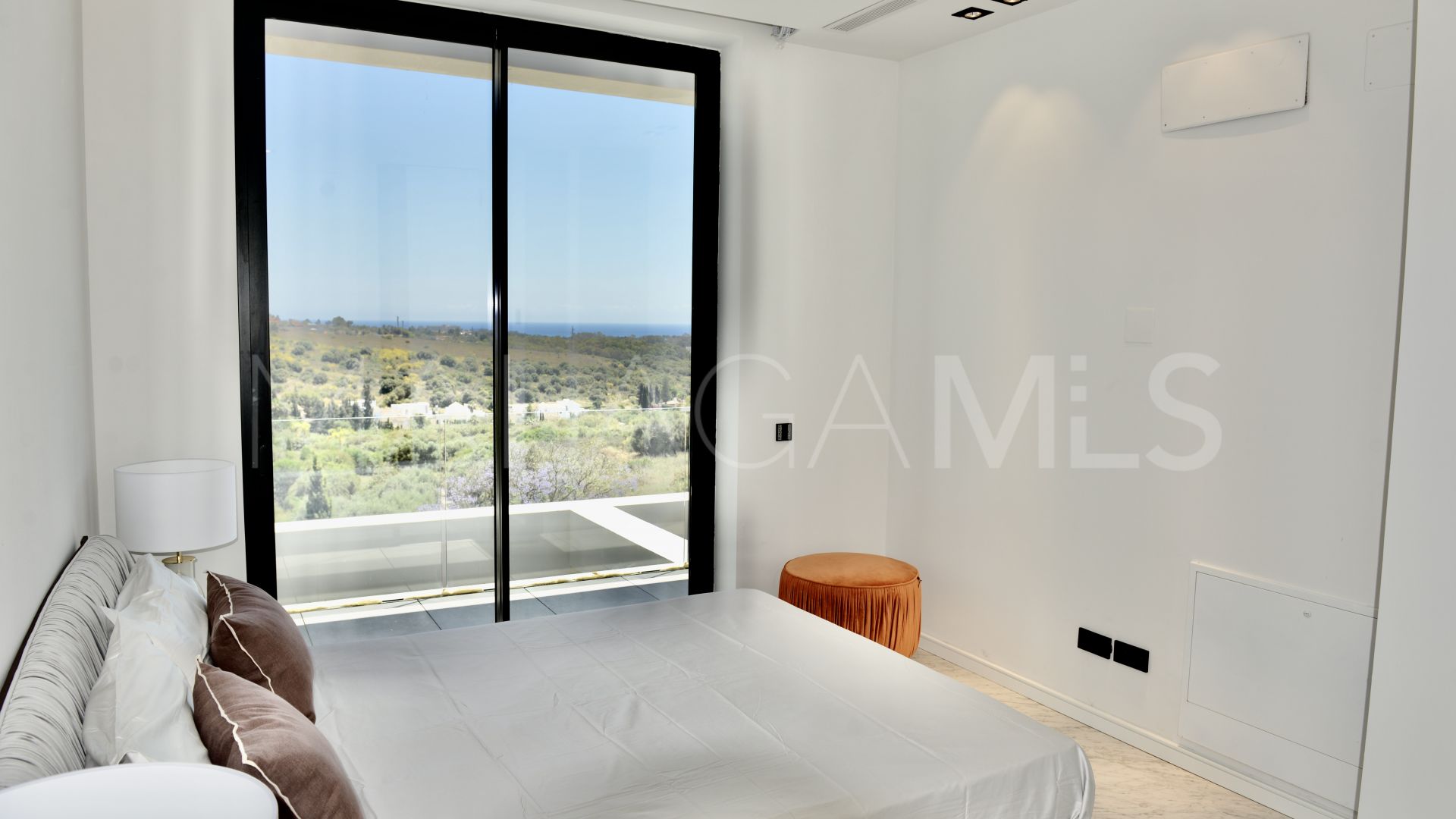 Buy villa in Los Flamingos with 5 bedrooms