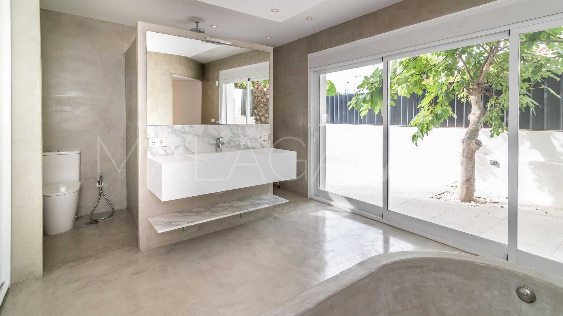 Villa for sale in Nueva Andalucia