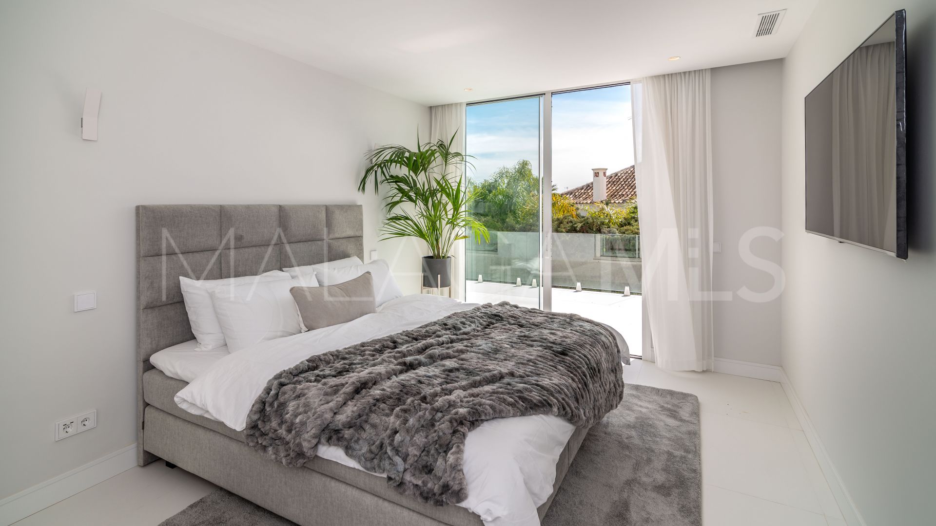 Villa for sale in Nueva Andalucia