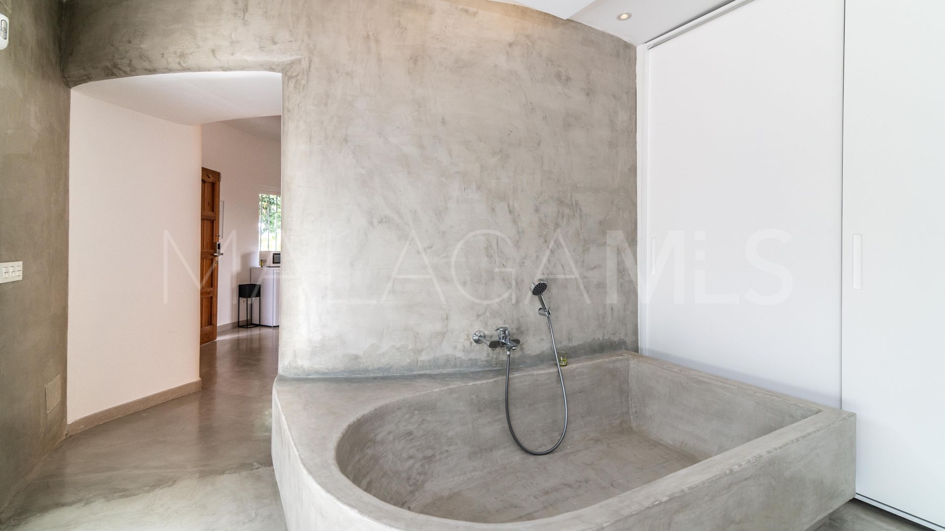 Villa for sale in Nueva Andalucia