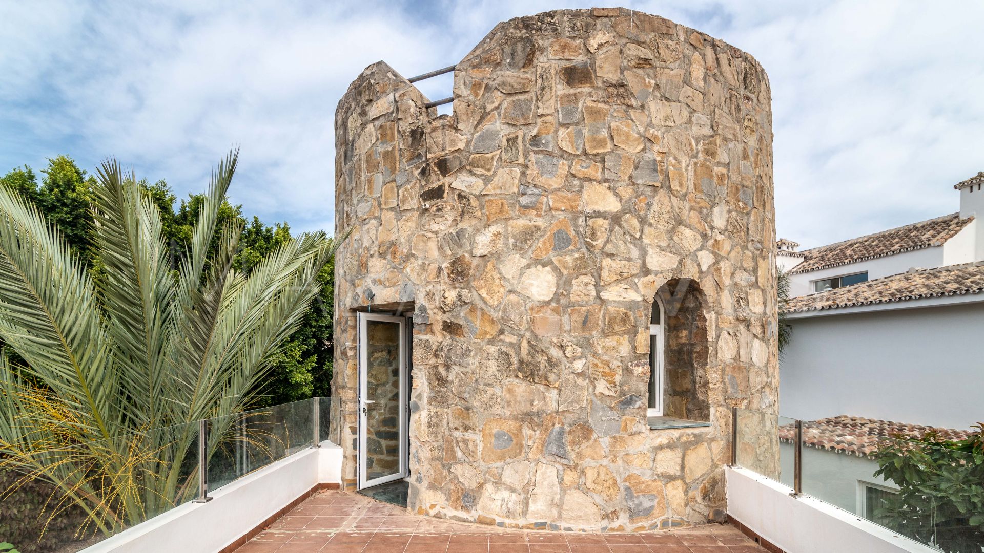 Villa for sale in Nueva Andalucia