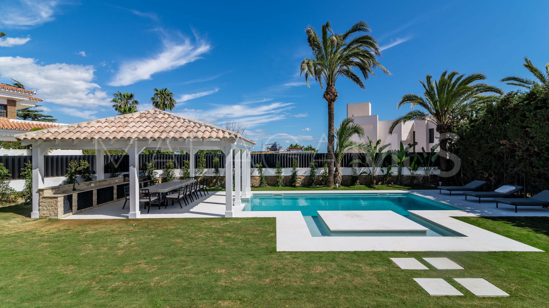 Villa for sale in Nueva Andalucia