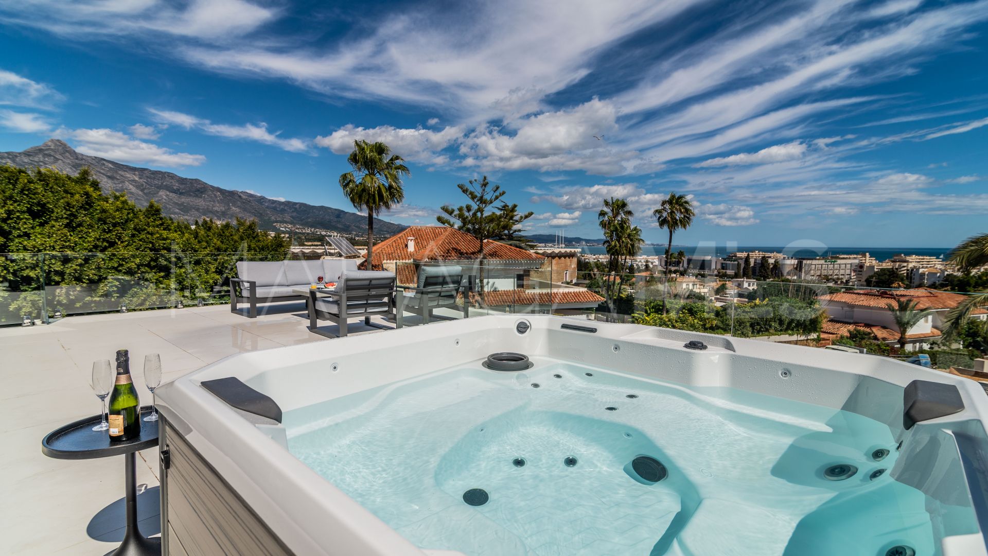Villa for sale in Nueva Andalucia